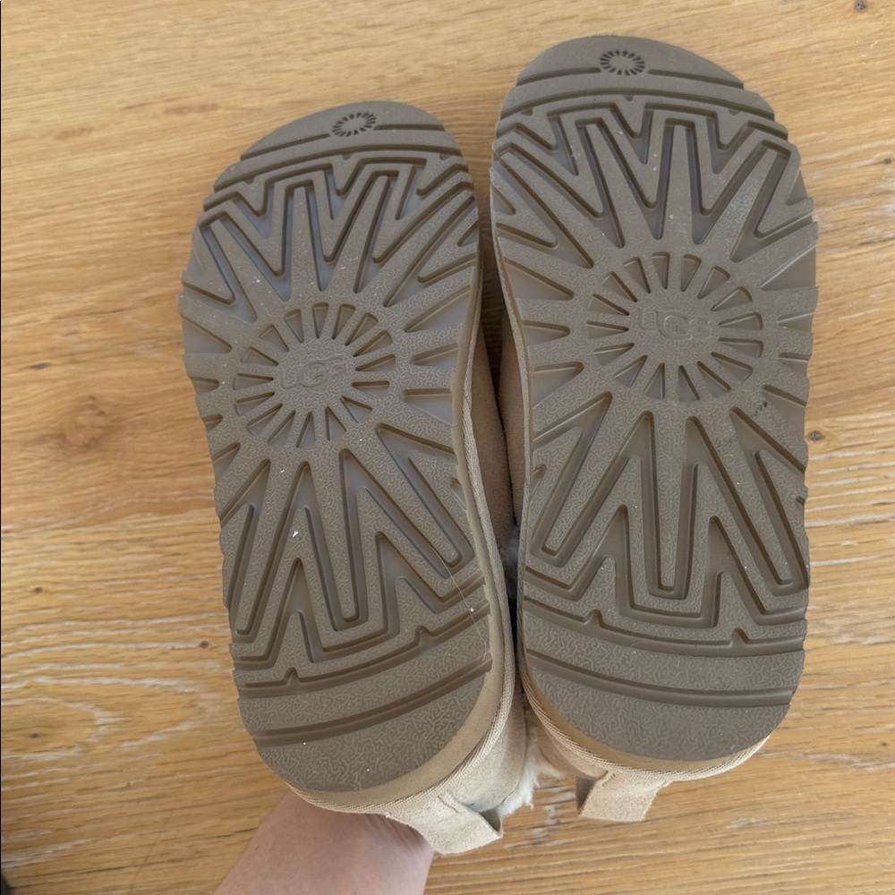 UGG Women’s Loria slip on - Picture 6 of 8